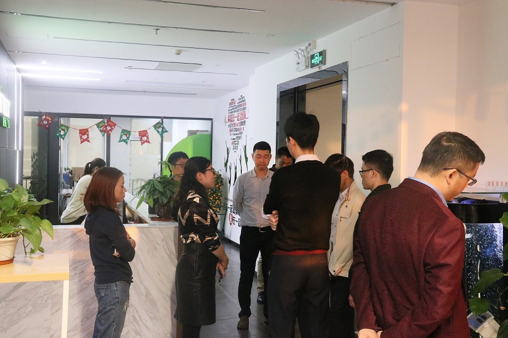 Bienvenue à la visite du Comité industriel et de la technologie de l'information de Guangzhou et des dirigeants de district à visiter VilleLux 